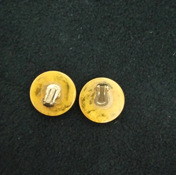 Vintage Pair Bakelite Clip On Earings in Marbled Butterscotch - Picture 2 of 4